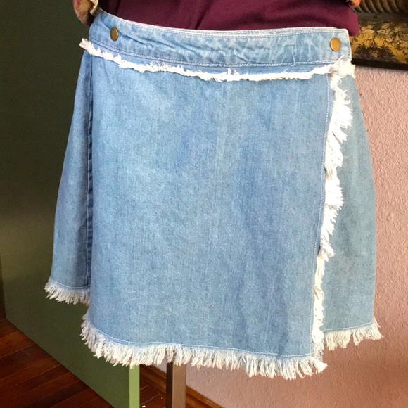 Romeo & Juliet Couture Dresses & Skirts - NWT Romeo & Juliet Couture Western Denim Fringe Trim Mini Skirt Sz L